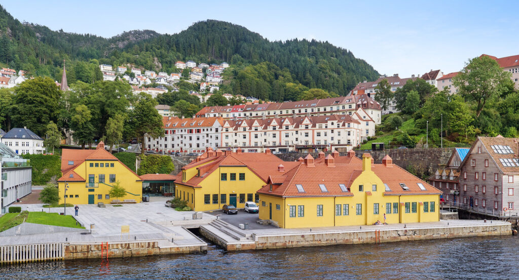 Bilde viser hus ved fjord