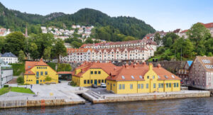 Bilde viser hus ved fjord